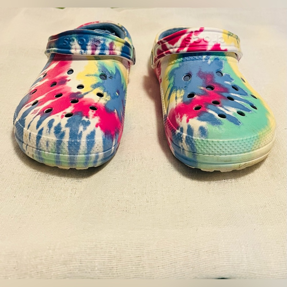 Tie Dye Lined CROCS; Women’s 8, Men’s 6 - Picture 2 of 4